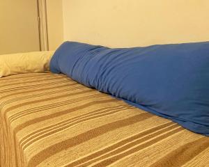 una coperta blu seduta sopra un letto di Kalamata Home #2 a Kalamáta