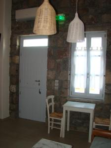 una habitación con una mesa y dos luces colgantes en Efi's Apartments, en Plaka Milou
