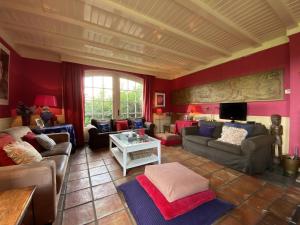 a living room with couches and a table at De Meerenhoeve in Mill