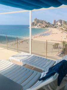 balcón con vistas a la playa y al océano en Apartamentos Ulia, en Benidorm