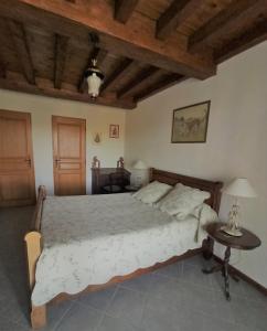 מיטה או מיטות בחדר ב-CHAMBRES D'HÔTES DE MALVALETTE