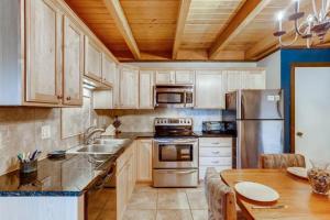 Köök või kööginurk majutusasutuses F201 Treehouse condo +15 fotot