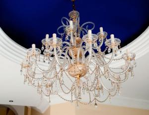 阿特佛Hotel Lindaraja的吊灯挂在天花板上