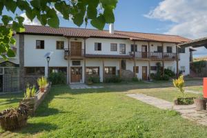 una gran casa blanca con patio en Montesinho Eco-Resort, en Bragança