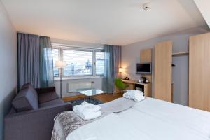 Un pat sau paturi într-o cameră la Thon Hotel Lillestrøm
