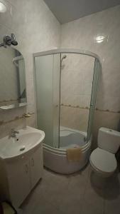 W łazience znajduje się prysznic, toaleta i umywalka. w obiekcie Yunist w Iwano-Frankiwsku