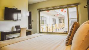 Ein Bett oder Betten in einem Zimmer der Unterkunft Remfort Hotel