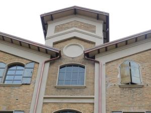 a building with windows on the side of it at Piumaviola Beds & Apartments in Parma