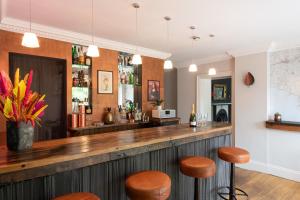 a bar with stools and a counter in a restaurant at The Whitehouse in Kingsbridge
