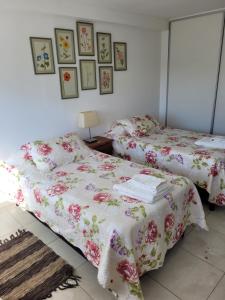 two beds sitting next to each other in a bedroom at Departamento Argibay in Cipolletti