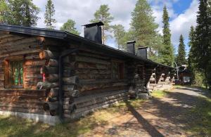 una baita di tronchi in mezzo a una foresta di Rukanloiste a Ruka