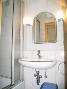 uma casa de banho com um lavatório e um espelho em Ferienwohnung Siglinde em Wyk auf Föhr