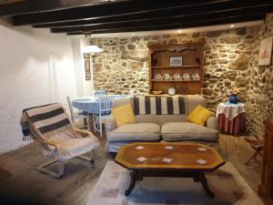Ruang duduk di Bay Cottage Gite, Busserolles.