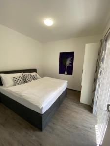 A bed or beds in a room at Kathis Juwel