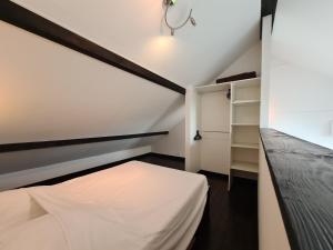 a small room with a bed and a closet at "Gîte Les Glycines" linge inclus proche centre-ville in Blois