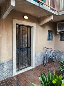 una bicicleta estacionada al lado de un edificio con una puerta en San Zeno Apartments, en Verona