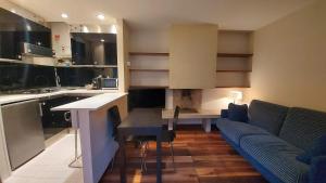 cocina con sofá y mesa en una habitación en San Zeno Apartments en Verona