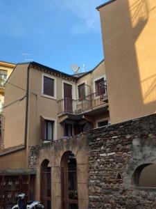 un edificio con una pared de piedra junto a un edificio en San Zeno Apartments en Verona