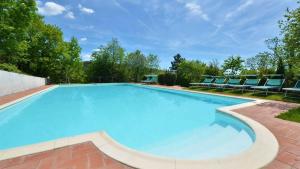 Bazén v ubytovaní Il Fienile di Montefienali alebo v jeho blízkosti
