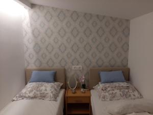 Tempat tidur dalam kamar di Apartments Ruzica