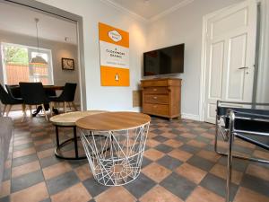 Una habitación con una mesa y un televisor en una pared. en Moon Apartments, en Reikiavik