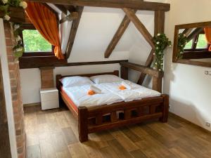 Un dormitorio con una cama con dos naranjas. en Apartmanový dům 13 Podkroví 1, en Seč