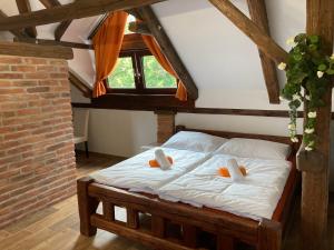 Llit o llits en una habitació de Apartmanový dům 13 Podkroví 1