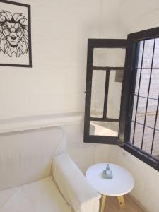 een woonkamer met een witte bank en een tafel bij Duplex, Córdoba zona norte in Cordoba