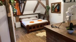 Llit o llits en una habitació de Apartmanový dům 13 Podkroví 1