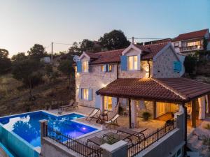 willa z basenem przed domem w obiekcie Brand new Villa Cara d oro, Vrana w mieście Vrana