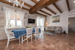 jadalnia ze stołem, krzesłami i kanapą w obiekcie Brand new Villa Cara d oro, Vrana w mieście Vrana