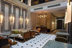 - un hall avec un canapé, des chaises et des tables dans l'établissement Mest Hotel Istanbul Sirkeci, à Istanbul
