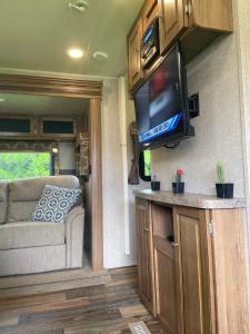 TV a/nebo společenská místnost v ubytování Cozy Camper - Free Parking