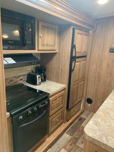 Kuchyň nebo kuchyňský kout v ubytování Cozy Camper - Free Parking