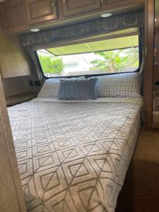 Postel nebo postele na pokoji v ubytování Cozy Camper - Free Parking