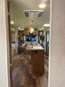 TV a/nebo společenská místnost v ubytování Cozy Camper - Free Parking