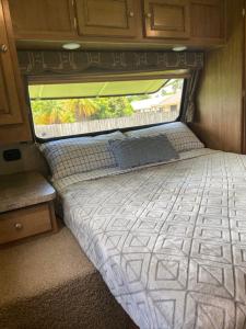 Postel nebo postele na pokoji v ubytování Cozy Camper - Free Parking