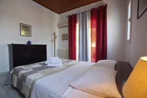 En eller flere senger på et rom på Villa Ioanna