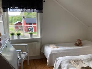 Tempat tidur dalam kamar di Gård Mörbacka Bed & Breakfast