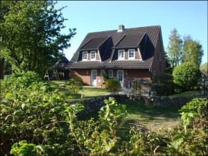 una casa marrón con techo negro en Ferienwohnung Siglinde en Wyk auf Föhr