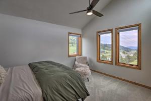 Tempat tidur dalam kamar di Modern Evergreen Duplex Directly Off I-70!