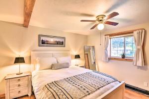 Ένα ή περισσότερα κρεβάτια σε δωμάτιο στο Buena Vista Getaway about half Mi to Downtown!