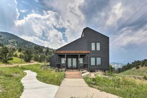 Evergreen Mountain Duplex with Trail Access! في أيداهو سبرينغز: منزل أسود على جانب تلة