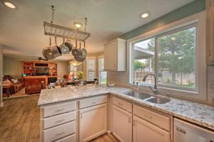 Kuchyň nebo kuchyňský kout v ubytování Idyllic Nampa Family Home with Hot Tub and Fire Pit!