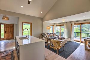 cocina y sala de estar con sofá y mesa en Evergreen Mountain Duplex with Trail Access!, en Idaho Springs