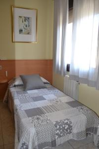 Postel nebo postele na pokoji v ubytování Hostal Bartis