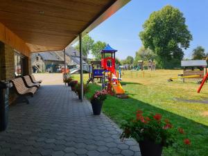 un parque infantil con parque infantil y tobogán en Haus Luna, en Bütgenbach