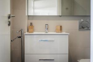 Et badeværelse på Amazing Apartment in Costa da Caparica + 27 billeder