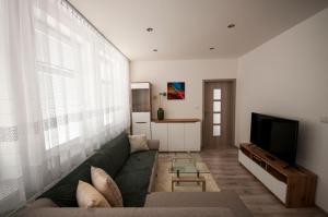 Телевизор и/или развлекательный центр в MAYTEX - ubytovanie v 46m2 apartmáne s balkónom