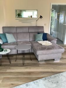 a living room with a couch and a table at Helle freundliche Wohnung 50qm mit Garten zum Wohlfühlen in Vreden